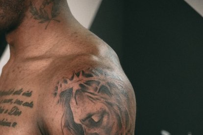 Jhojan Julio tiene un su brazo un tatuaje de Jesucristo.