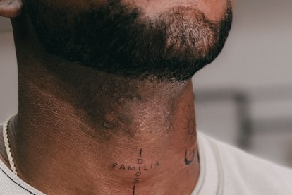 Gustavo Vallecilla y su tatuaje en el cuello.