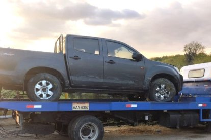 Unas tres horas les tomó sacar la camioneta del canal.