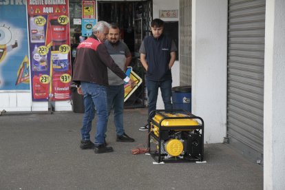 Trabajadores de un local compraron un generador ante la crisis.