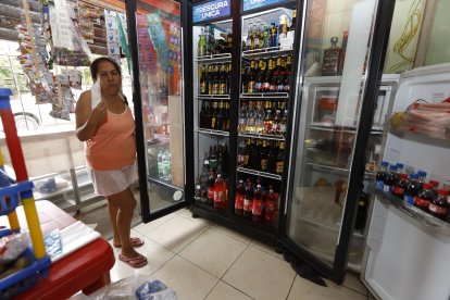 Amarilis Barbotó no puede expender las bebidas de su tienda porque todas están calientes.