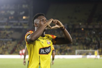 Djorkaeff Reasco y su primer gol en Barcelona, les hizo un corazón a la hinchada.