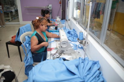 Las talleristas pueden alquilar las máquinas para proyectos personales.