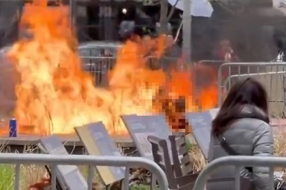 Imagenes de la persona siendo consumida por las llamas