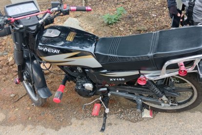 En esta motocicleta se habrían movilizado los asesinos. Luego fue abandonada.