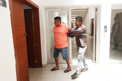 Este sujeto fue detenido en el Guasmo sur, está implicado en varios delitos de extorsión.