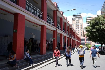 Trate de no acudir con bolsas o mochilas hasta los lugares de votación para agilizar el ingreso.