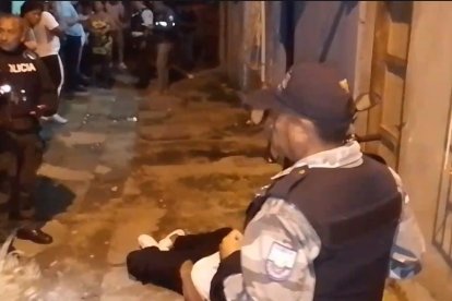 En el callejón quedó uno de los cuerpos.