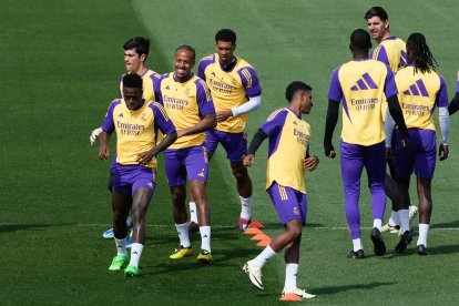 Vinicius Júnior comandará el ataque de Real Madrid ante Barcelona.