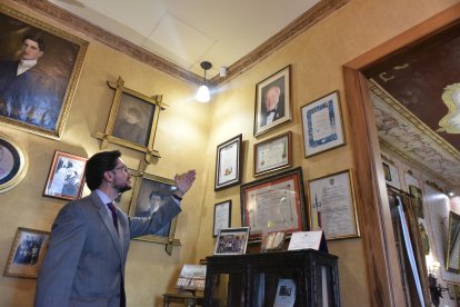 La colonia está conformada por una jerarquía en la que ciertos miembros cumplen roles específicos.