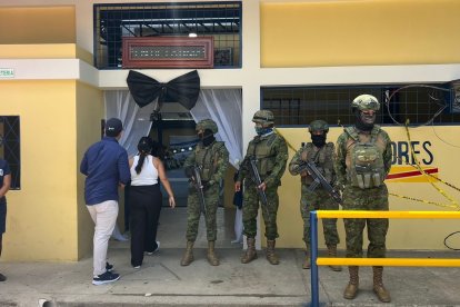 El recinto donde velaron los restos del alcalde Jorge Maldonado estuvo con resguardo de militares.
