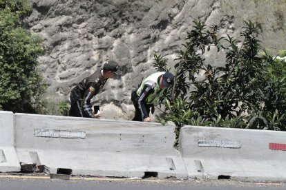 Los peritos hicieron fotos y tomaron medidas en la escena dónde ocurrió el accidente.