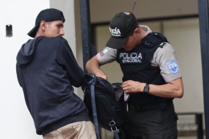 La Policía revisa a los votantes en los recintos electorales.