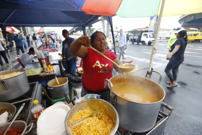 La lluvia casi daña el negocio de llapingacho.