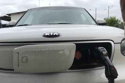 La electrolinera, ubicada al norte de Guayaquil, recibe a conductores desde las primeras horas de la mañana.