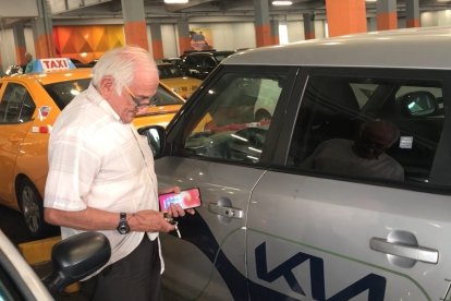 Víctor Chiriboga, el abuelito de Guayaquil, también usa su vehículo para ofrecer el servicio de transporte.