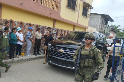 El presidente Daniel Noboa vota en Olón.