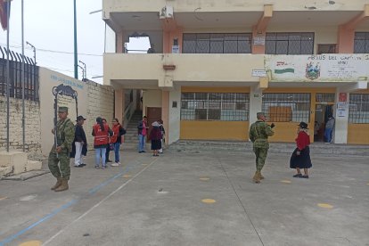 En Salasaca ni el frío impidió que la gente acuda a las urnas desde las 07:00.