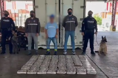 Agentes mostraron el cargamento decomisado en Puerto Bolívar, en Machala.