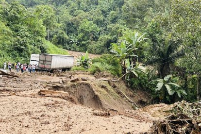 Una foto de los daños por el desplazamiento de lodo.