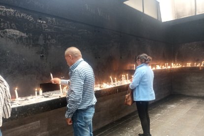 Ciudadanos prendieron velas blancas.