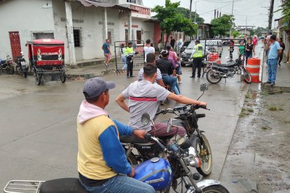 Hasta tres en moto iban a votar en El Laurel.