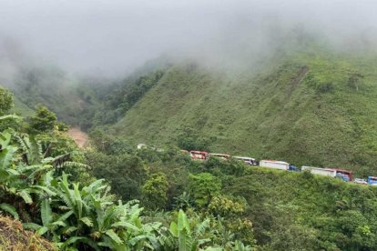 Varios carros de transportes y de carga quedaron atrapados por los derrumbes registrados en la vía que une Pallatanga con Alausí.