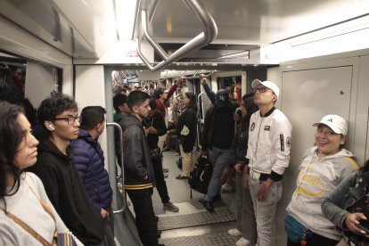 Una gran cantidad de personas se movilizó el domingo 21 de abril de 2024 en el Metro de Quito, día de consulta popular y referéndum.
