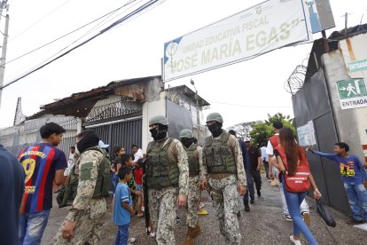 Había militares y policías en los recintos electorales.