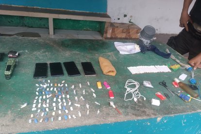 Droga y armas se encontraron durante la requisa.