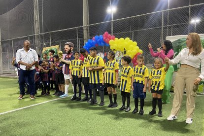 Eduardo y Celina Hurtado junto a los chicos de su escuela que estrenaban camiseta.