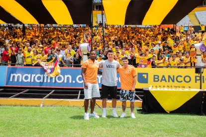 Los cumpleañeros de Barcelona y los jugadores Vargas, Gaibor y Oyola.