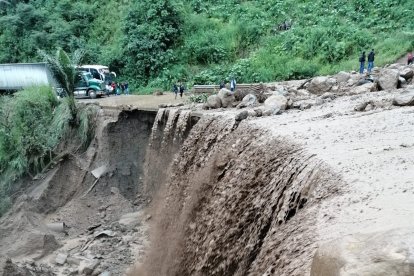 El deslave provocó también que una persona fuera arrastrada por la corriente.