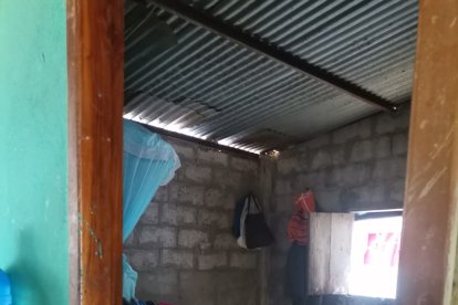 En casa tratan de levantar los enseres para que no se mojen.