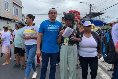 Padre e hijo González en medio de la procesión religiosa de Viernes Santo.