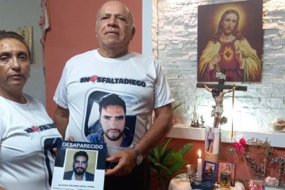 Los padres de Diego Alcívar, desaparecido en Esmeraldas, han levantado un altar donde rezan y piden a Dios todos los días para poder hallarlo con vida.
