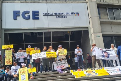 La familia de Diego Alcívar ha llevado su protesta hasta la Fiscalía General del Estado.