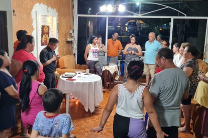 La familia y amigos de Diego realizan oraciones por su regreso con vida.