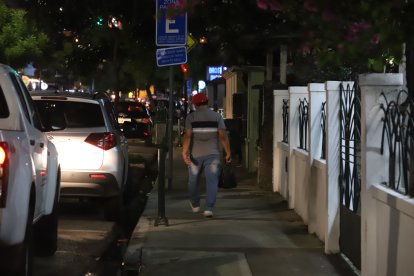 En Miraflores (norte) un hombre camina sin miedo con su six pack de cerveza recién comprado.