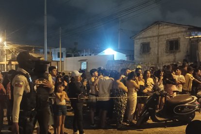 Curiosos en la escena del crimen.