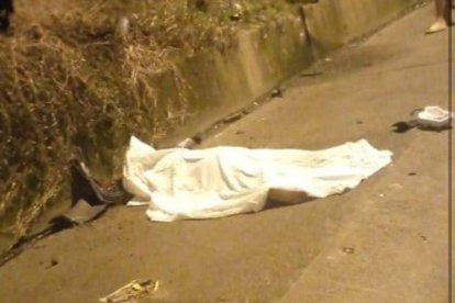 Cubrieron el cadáver tras el accidente.