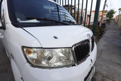 Así quedó uno de los vehículos en la zona.