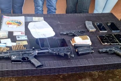 Entre los indicios están: 1 fusil, 2 pistolas, 60 cartuchos, 7 teléfonos celulares, 1 vehículo y 7300 dólares en efectivo.