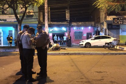 Policías investigan las causas de la balacera.