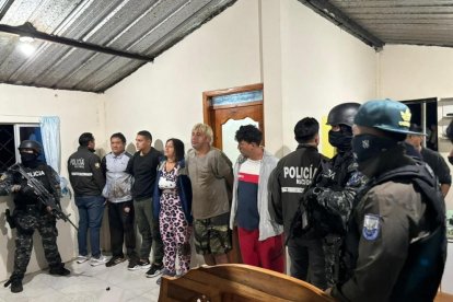 Fabricio Colón Pico (rubio) fue detenido en una hacienda de Puerto Quito, junto con otros cuatro sujetos.