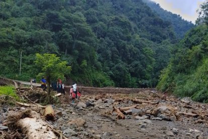 El deslizamiento de tierra dejó atrapados a los conductores.