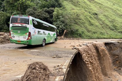 La carretera Pallatanga-Cumandá quedó inaccesible para los vehículos.