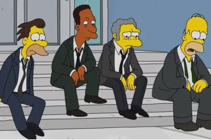 Homero Simpson y sus amigos, de luto por la muerte de Larry Dalrymple, uno de sus compañeros asiduos asistentes a la Taberna de Moe.
