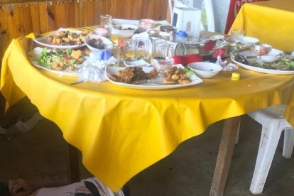 El extranjero, víctima de los balazos, cayó juntó a una mesa donde se estaban sirviendo unos alimentos.