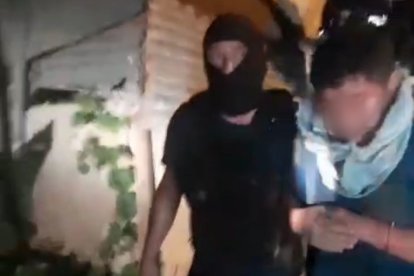 Las víctimas estaban amarradas dentro de un casa.